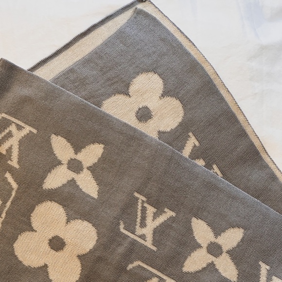 Louis Vuitton Reversible Monogram Scarf - Picture 3 of 3